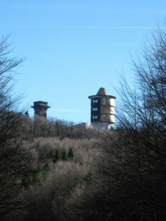 Menší Kurzova věž slouží jako rozhledna a&nbsp;provozuje ji Klub českých turistů. Druhá věž sloužila vojenským účelům a&nbsp;v současné době není veřejnosti přístupná.