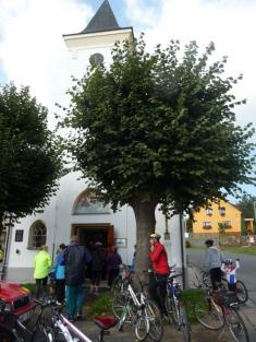 V Luženicích jsme si udělali krátkou zastávku a&nbsp;prohlédli si zrekonstruovanou místní kapličku. Foto: Zuzana Uhrová